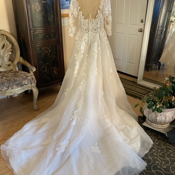 UNIQUE HIGH-LOW BRIDAL DRESS:14/16: - Picture 8 of 16